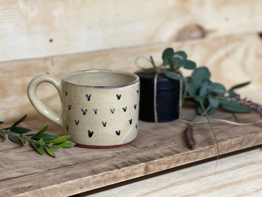 sus.studio-handgemaaktkeramiek-koffiemok-creme-hartjes-7