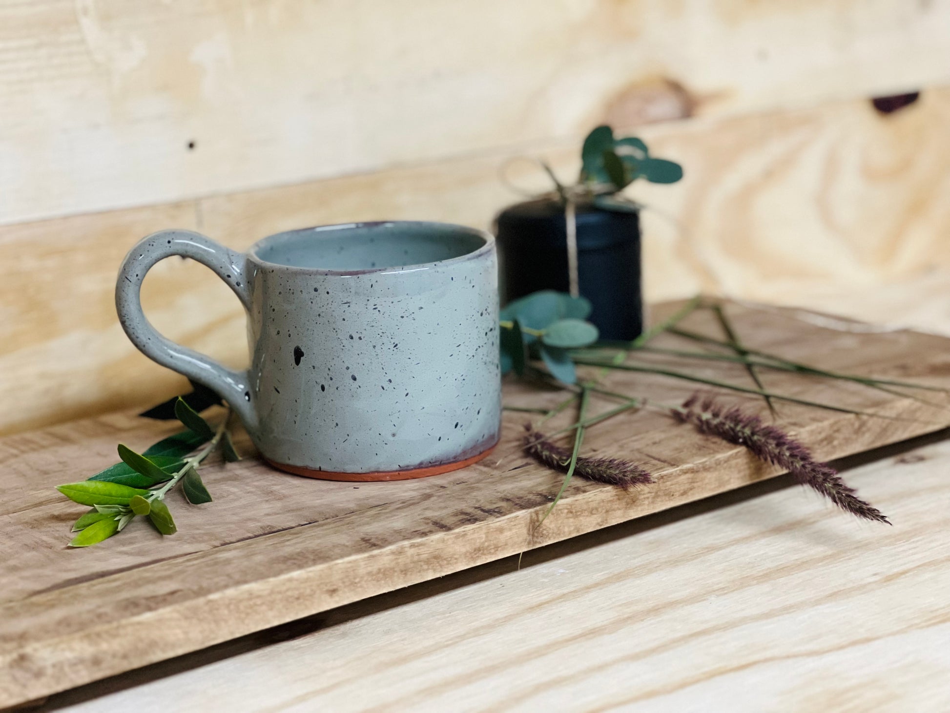 sus.studio-handgemaaktkeramiek-koffiemok-met oor-grijs-groen-blauw-spetters-1