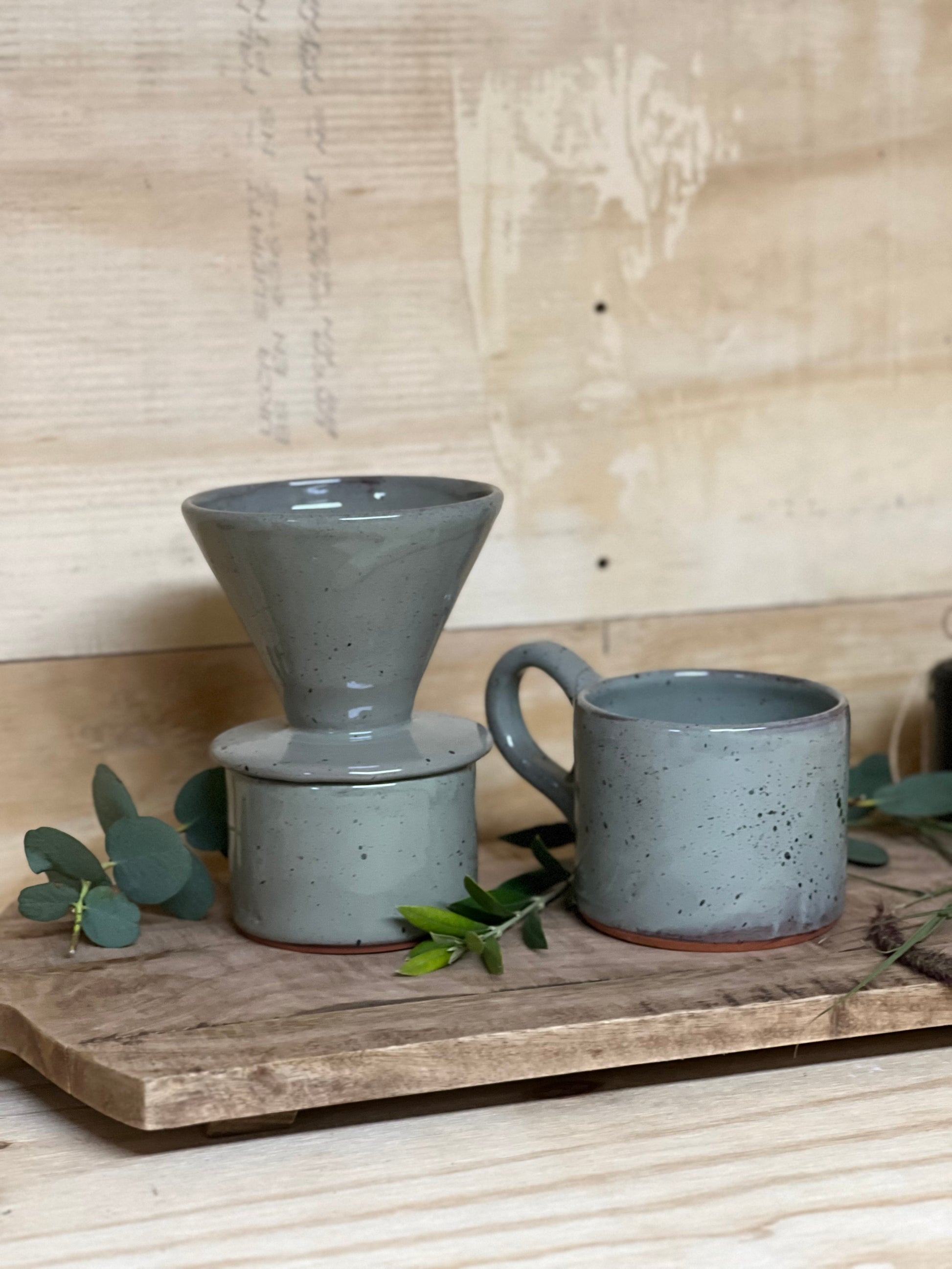 sus.studio-handgemaaktkeramiek-koffiemok-met oor-grijs-groen-blauw-spetters-3