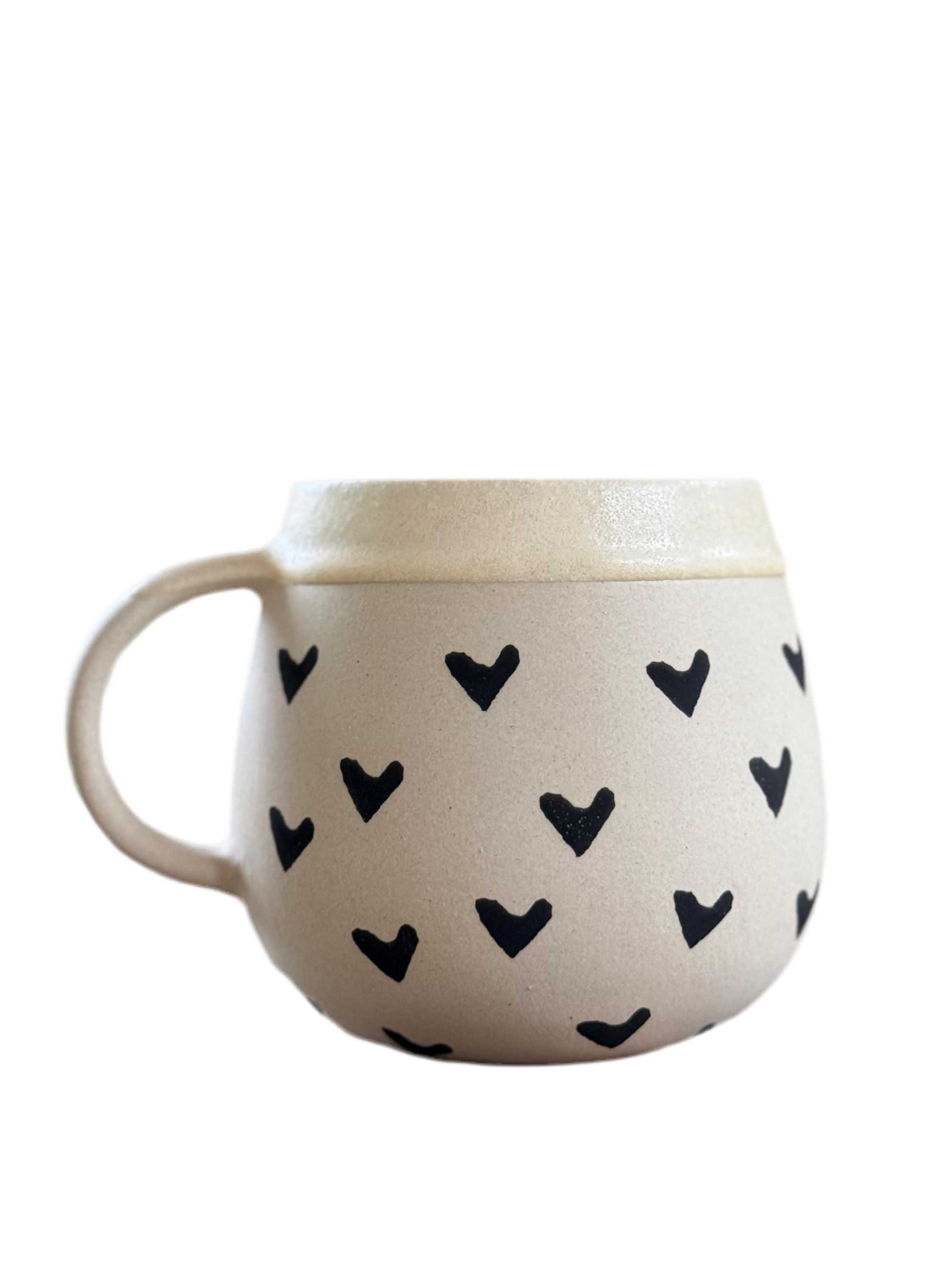 sus.studio mok met zwarte hartjes 1