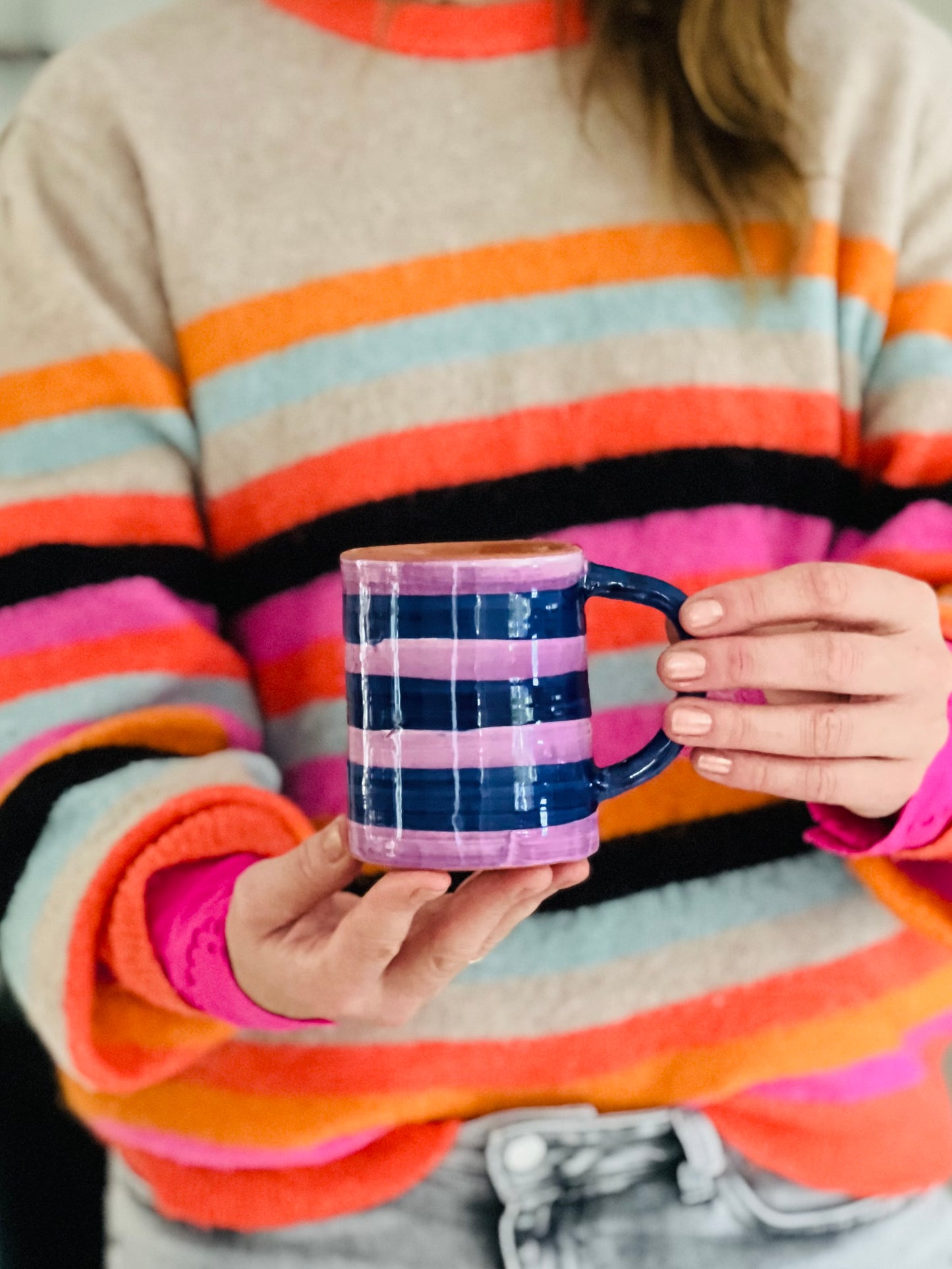 susstudio-handgemaakt-handgeverfd-keramiek-koffiemok-streep-paars-blauw-2