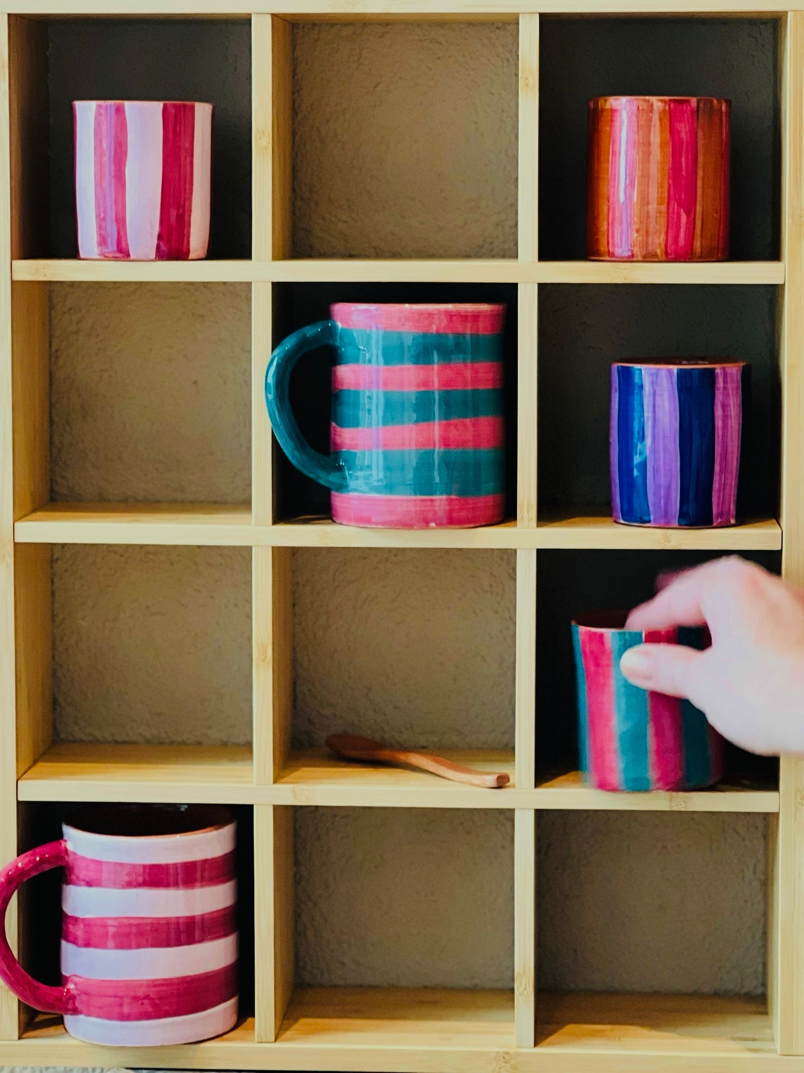susstudio-handgemaakt-handgeverfd-keramiek-portugal-koffiemok-streep-roze-4