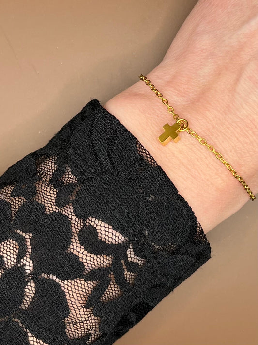 susstudio-handgemaaktesieraden-armband-kruisje-goud-1