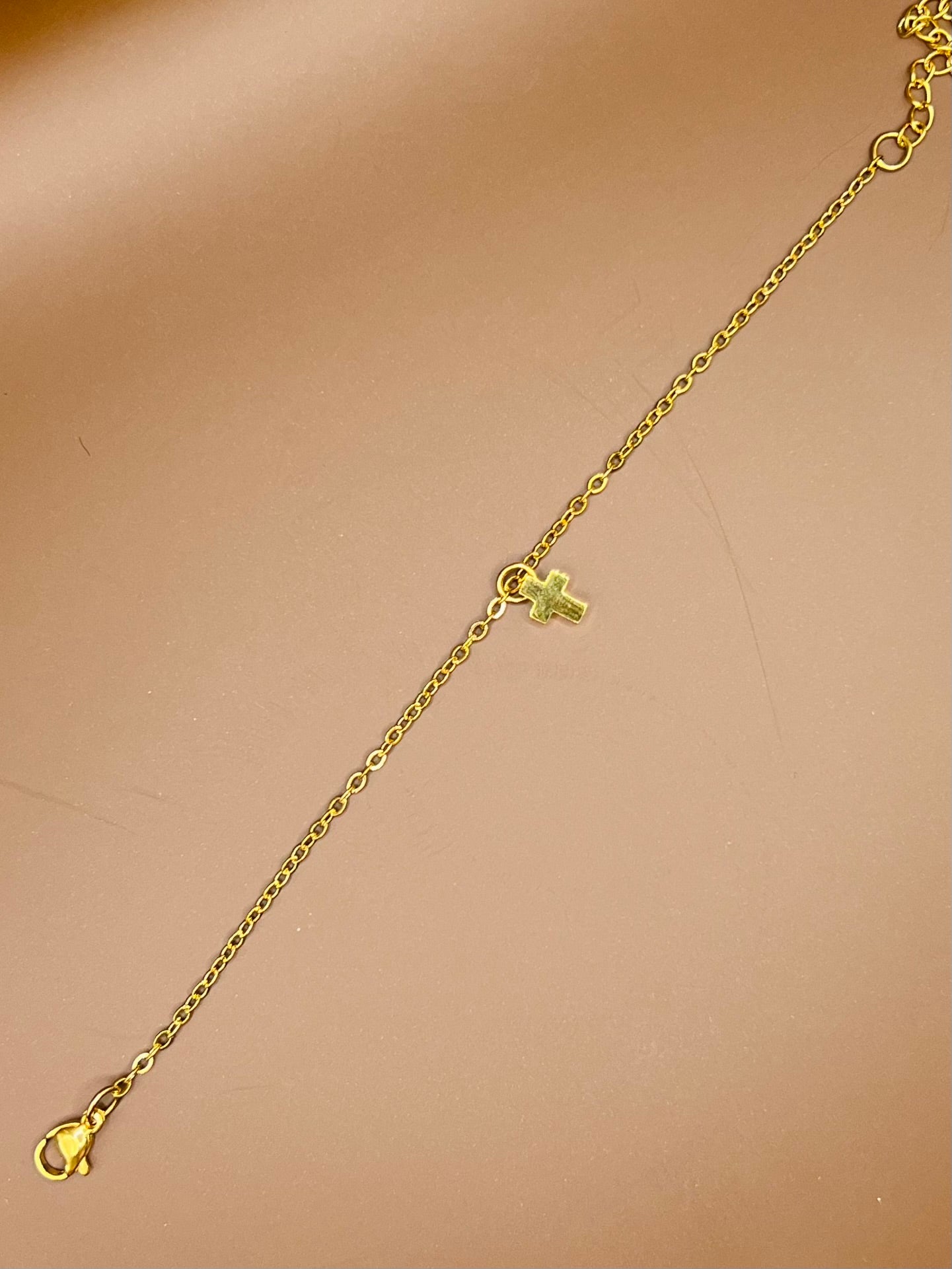 susstudio-handgemaaktesieraden-armband-kruisje-goud-4