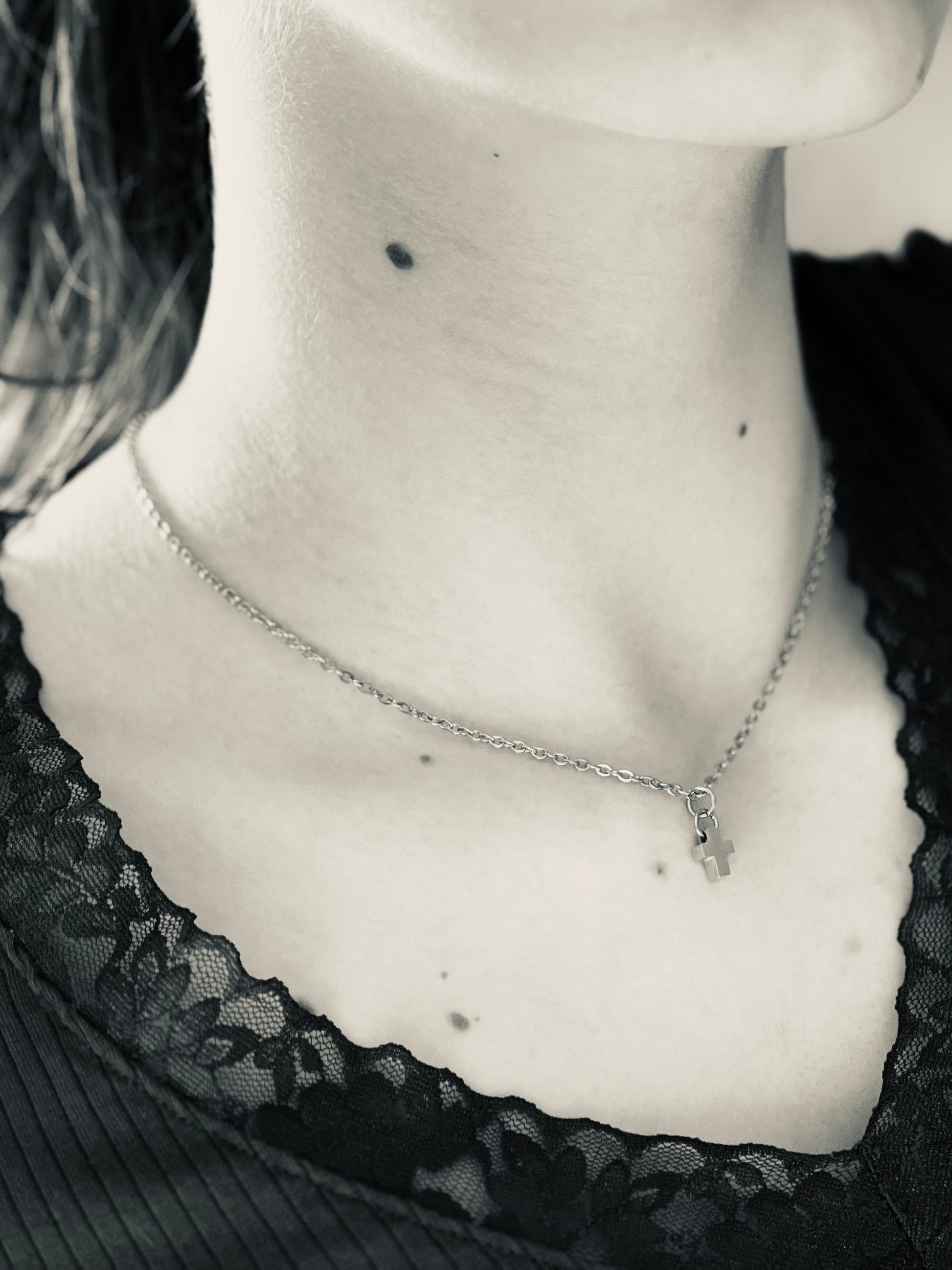 susstudio-handgemaaktesieraden-ketting-kruisje-goud-3